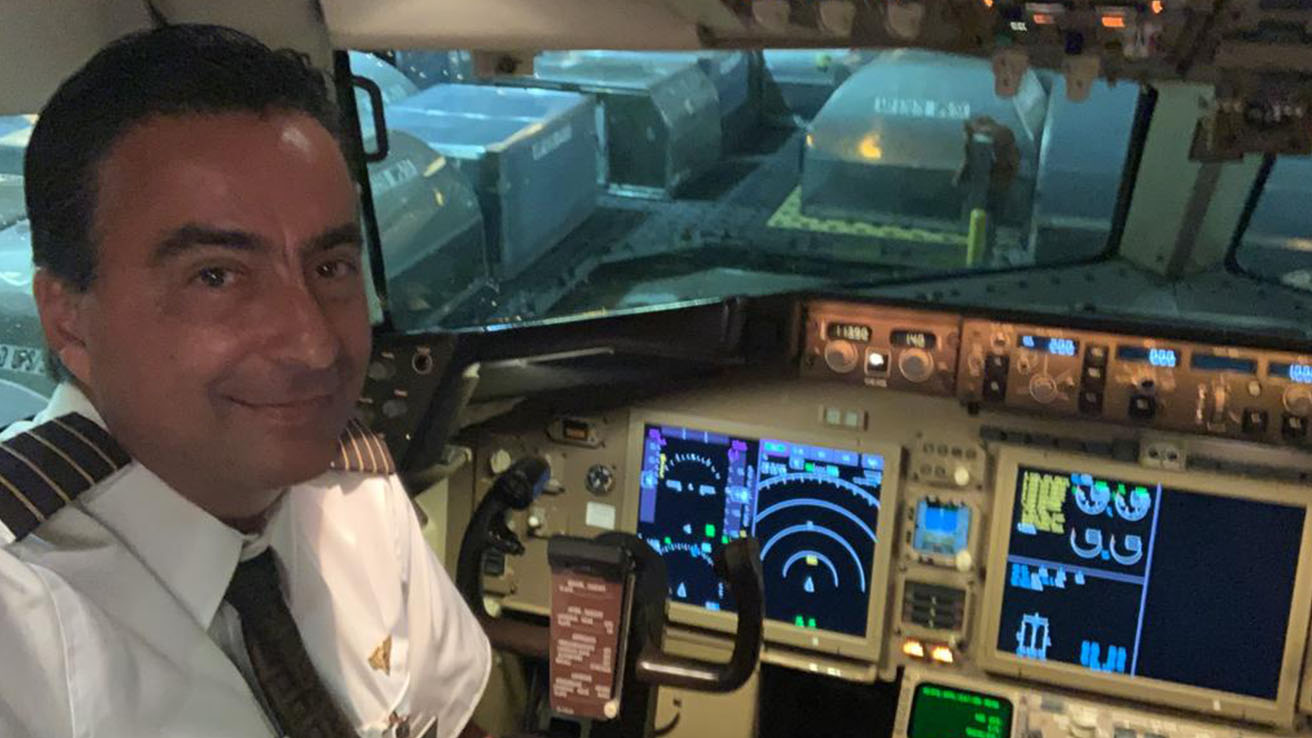 Tucano brasileiro T-27 é premiado novamente: Conheça o piloto Ralph Espósito