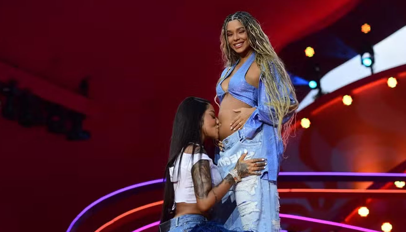 Ludmilla anuncia gravidez de Brunna Gonçalves em show